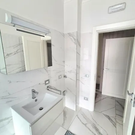 Arrivasti Stays, Spacious In Centre Милан