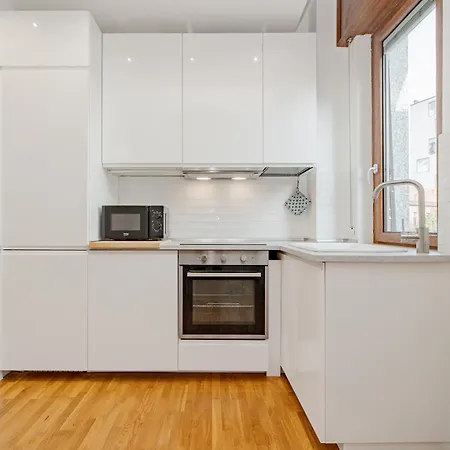 Isola - 2 Bedrooms - Free Parking