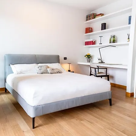 Unit D With View And Terrace דירה מילאנו