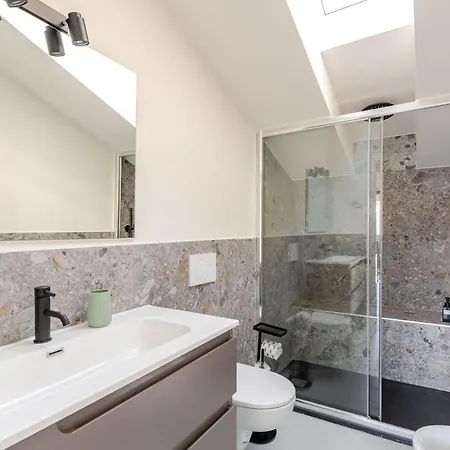 Luxury Elegant Penthouse 3 Bedrooms, 2 Bathrooms *