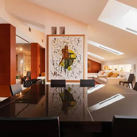 アパート Guesthost - 500sqm Luxury With Spa, Gym, Terrace, Game & Garage ミラノ