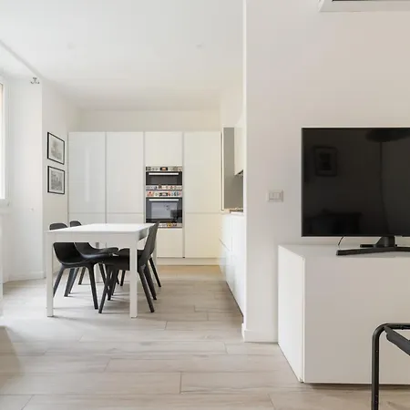 Guesthost - Bright Flat Near Stazione Apartment *