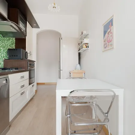 Guesthost - Cozy Flat Near Gorla M1 דירה *