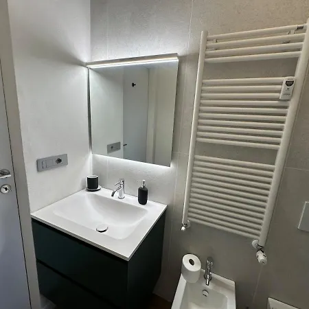 Cassala 45 - Di Design Ristrutturato, 2 Camere, Navigli Apartment *