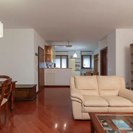 דירה Metro 4 Spacious And Bright Three-room מילאנו