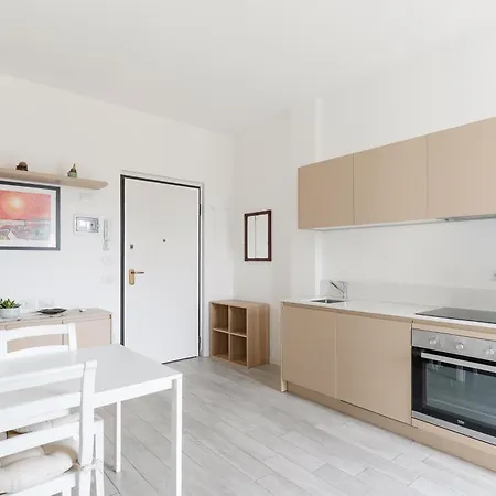 Guesthost - Lovely In Maggiolina