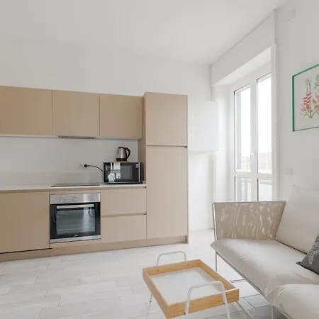 Guesthost - Lovely In Maggiolina