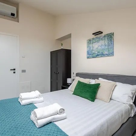 Luxury Elegant Penthouse 3 Bedrooms, 2 Bathrooms