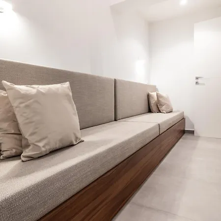 Nestco The Townhouse Jenner 公寓 *