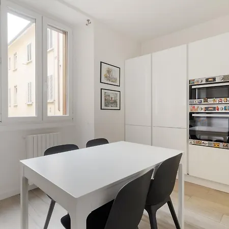Guesthost - Bright Flat Near Stazione Apartment