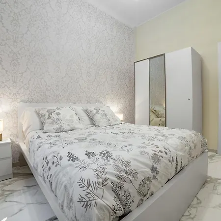 Bright '44' Cosy And Apartament *