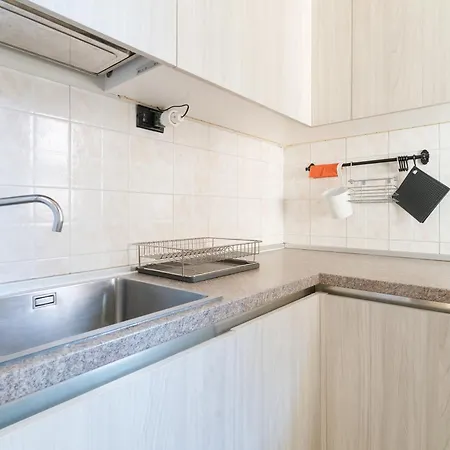 Guesthost - Stylish Flat In Navigli District דירה מילאנו