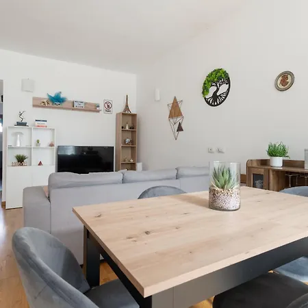 Guesthost - Modern In Corvetto Apartment *