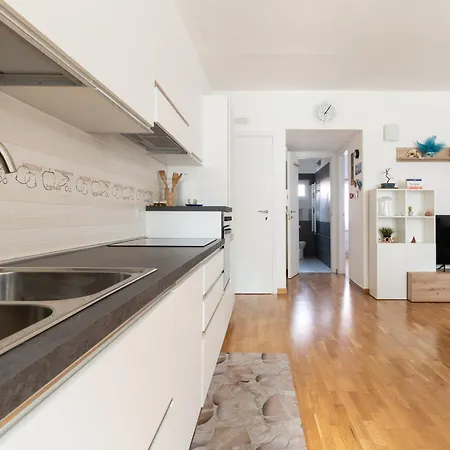 Guesthost - Modern In Corvetto Appartement