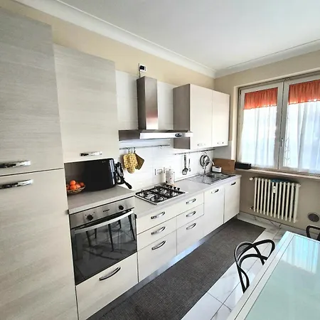Arrivasti Stays, Spacious In Centre Apartman