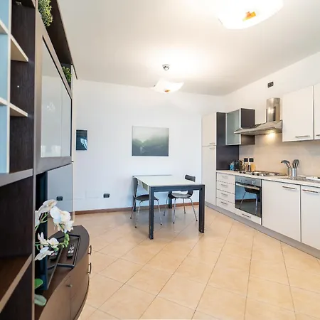 Moderno Con Garage, Wi-fi, Aria Condizionata E Terrazzo アパート
