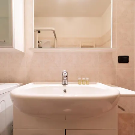 Moderno Con Garage, Wi-fi, Aria Condizionata E Terrazzo アパート ミラノ