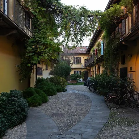 Moderno Bilocale Su Due Piani Nel Cuore Dei Navigli * Милан