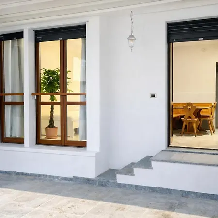 Bed & Garage Apartment In Villa