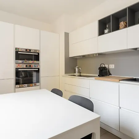 Guesthost - Bright Flat Near Stazione Mailand