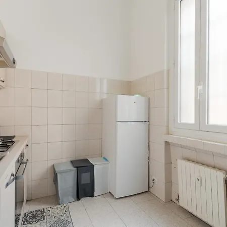 Guesthost - Morazzone Bright And Cozy Design Flat Milaan