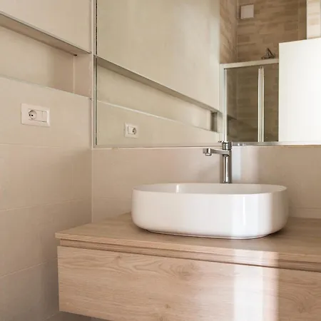 Youhosty - With Ac, Metro Stop * 밀라노