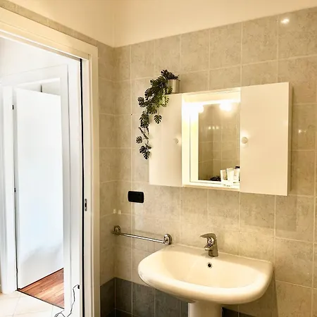 Peaceful Oasis With Balcony And Parking, Daire Milano