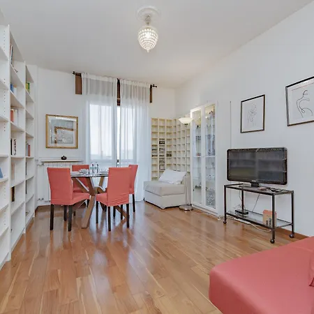 Stylish Near Duomo, Near Metro, Balcony * Milano