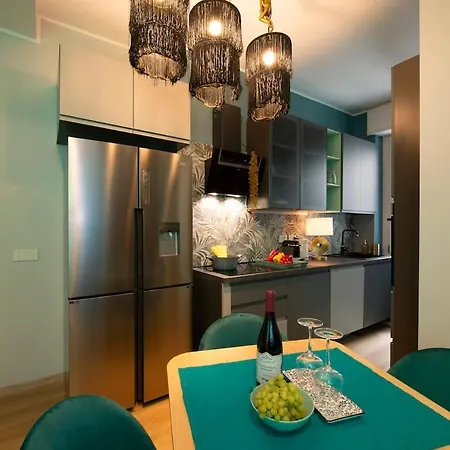 Stylish With Private Terrace & 2 Baths *