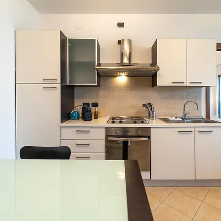 Moderno Con Garage, Wi-fi, Aria Condizionata E Terrazzo アパート
