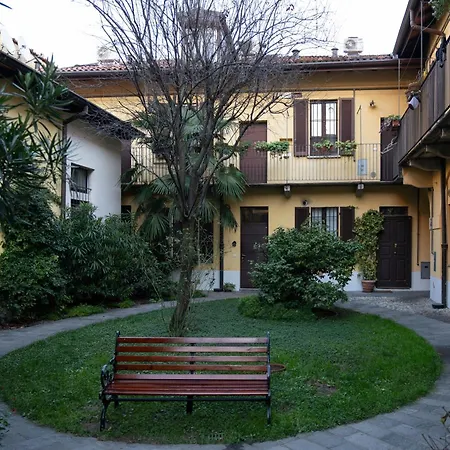 Moderno Bilocale Su Due Piani Nel Cuore Dei Navigli 밀라노