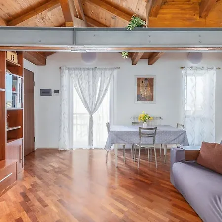 Homey Grandeur - Spacious With Terrace & Wi-fi شقة ميلان