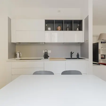 Guesthost - Bright Flat Near Stazione Apartment