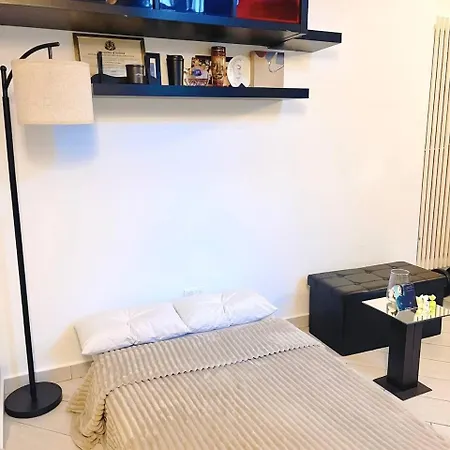 2-level Designer Loft In Isola District Apartment