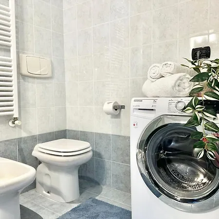 Peaceful Oasis With Balcony And Parking, דירה *