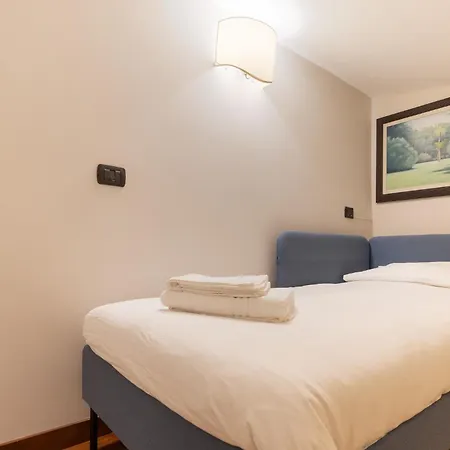 Guesthost - Comfy Flat Near Ospedale Policlinico Apartment *