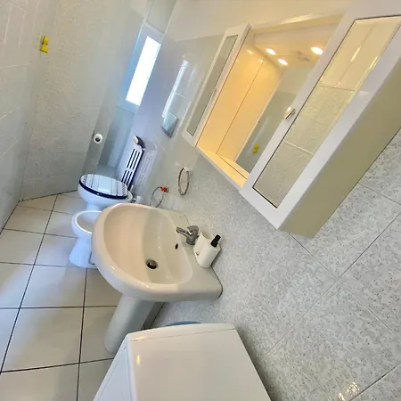 Modica Home, Nel Cuore Di Famagosta, In Posizione Tranquilla *
