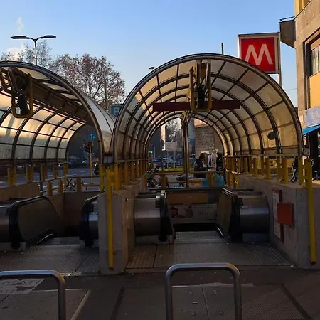 Modern And Bright Two-room Above The M3 Metro * ミラノ