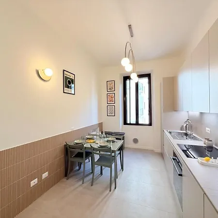 Bright And Spacious In The Heart Of Citta Studi 아파트 밀라노