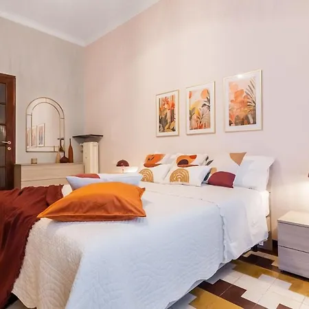 Large Near The Station Daire