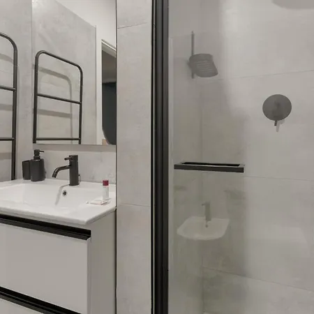 Guesthost - Bright Flat Near Stazione Apartment *