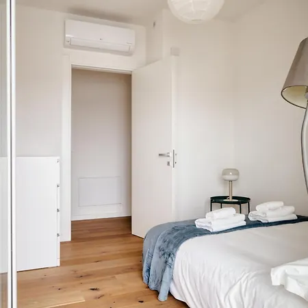 アパート Just Urban - Bright 2br With Terrace 10 Min M4 To Duomo ミラノ