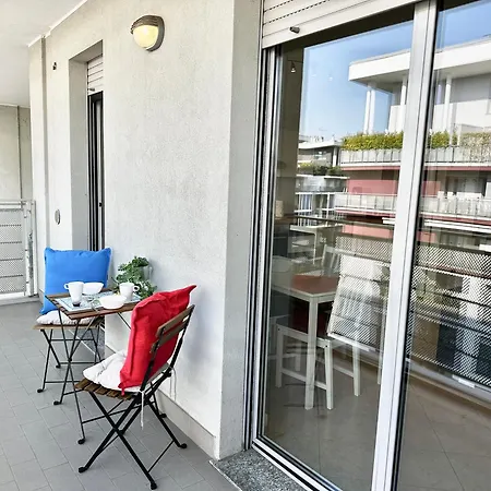 Peaceful Oasis With Balcony And Parking, דירה