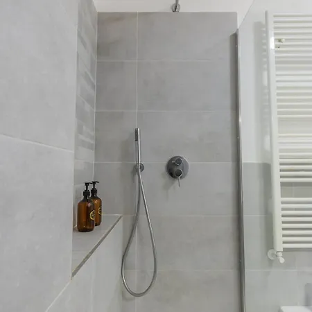Homey Grandeur - Spacious With Terrace & Wi-fi *