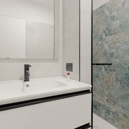 Guesthost - Bright Flat Near Stazione * Mailand