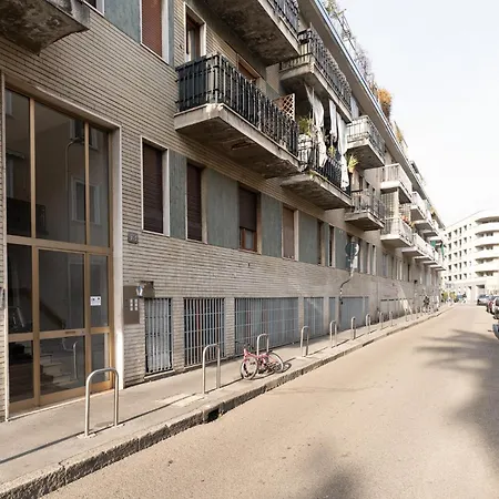 Guesthost - Comfy Near Pasteur M1 Apartment Milan