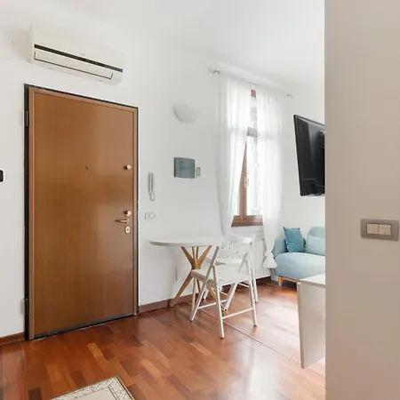 Guesthost - M5 Isola Comfy Apartament *