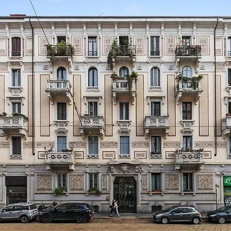 Artistic In The Heart Of * Milán