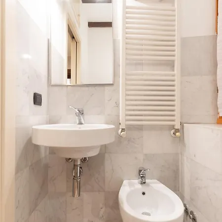 Guesthost - Comfy Flat Near Ospedale Policlinico Apartment *