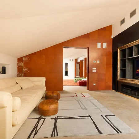アパート Guesthost - 500sqm Luxury With Spa, Gym, Terrace, Game & Garage ミラノ